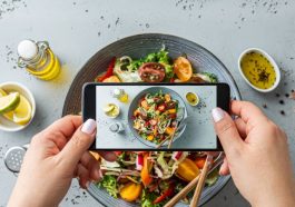 femme en train de prendre en photo avec son smartphone son repas