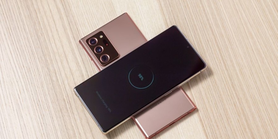 Un Samsung Galaxy Note 20 en train de recharger un autre smartphone 