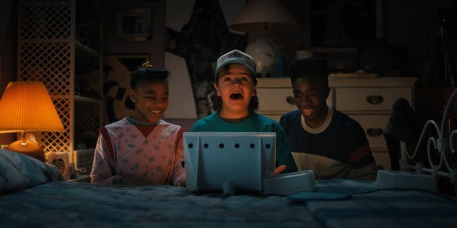Trois enfants en train de regarder un ordinateur portable 