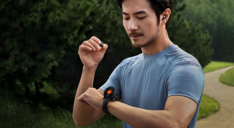 Un homme en train de mettre des ecouteurs sans fil et regarder sur sa montre connectee