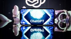 un smartphone allume affichant le logo de ChatGPT