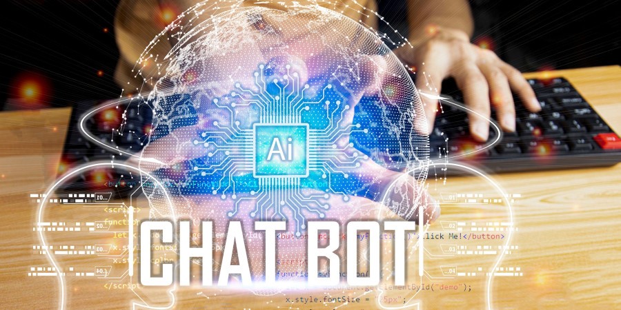 Une personne manipulant un clavier d’ordinateur avec une main et l’autre montrant le logo AI Chat Bot 