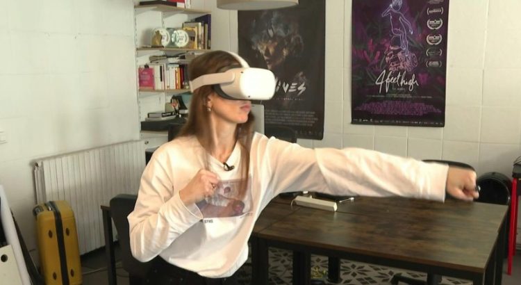 Une femme s’entrainant a l’autodefense via la realite virtuelle