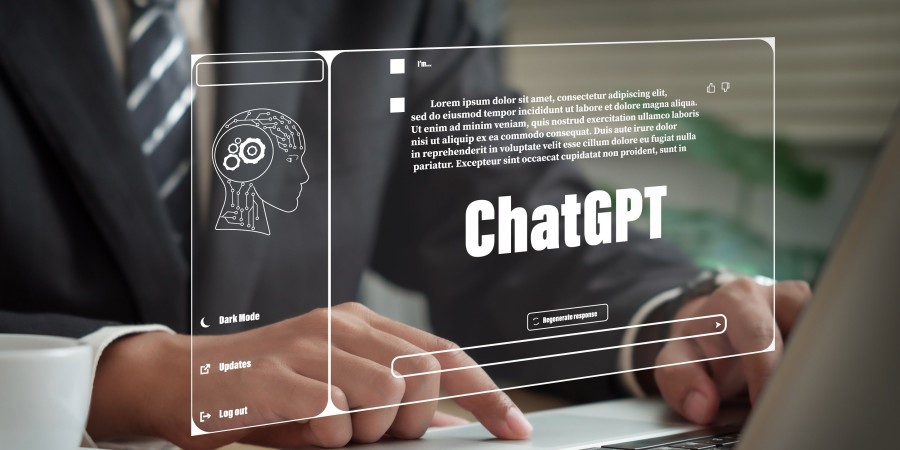 Interface de ChatGPT sur un ecran transparent 