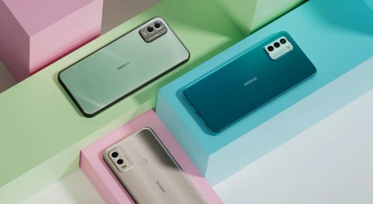 Trois smartphones Nokia G22 vert, bleu et gris