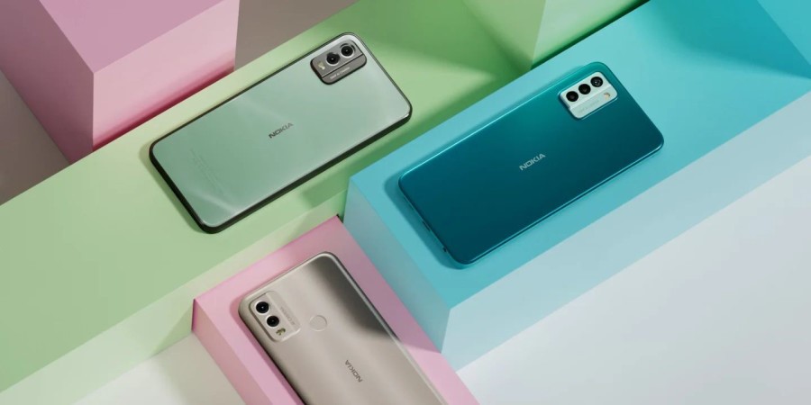 Trois smartphones Nokia G22 vert, bleu et gris 