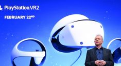 Un homme en train de presenter le casque PS VR2