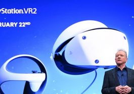 Un homme en train de presenter le casque PS VR2