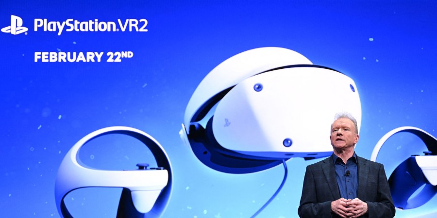 Un homme en train de  presenter le casque PS VR2 