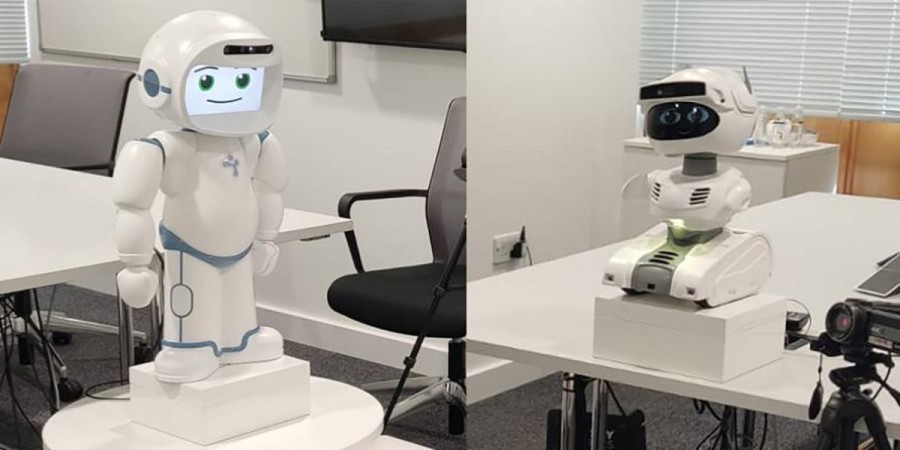 Des robots ressemblant a des jouets sur un bureau 