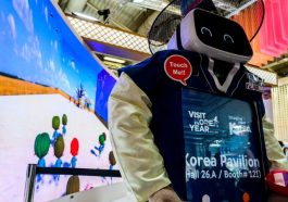 Un robot d’accueil au stand de la Coree