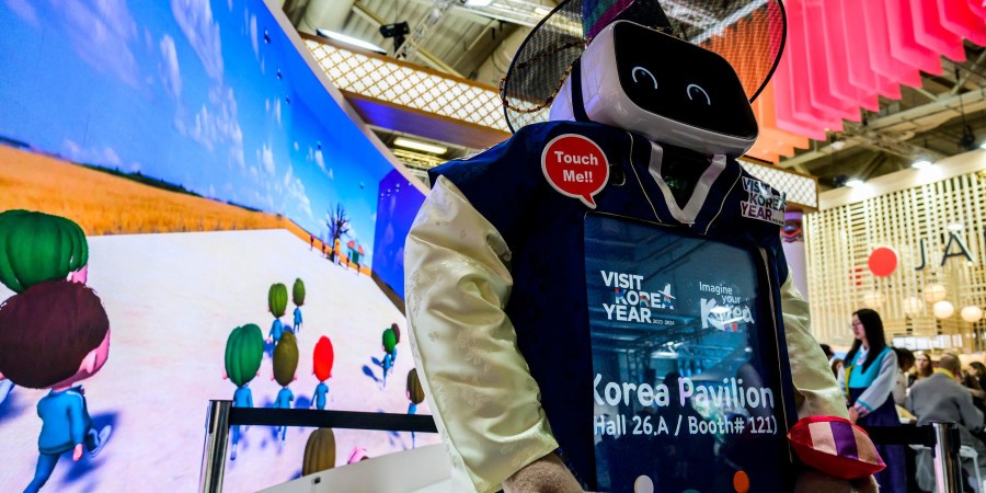 Un robot d’accueil au stand de la Coree 
