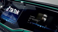 Tableau de bord d’une Mercedes-Benz affichant l’interface de TikTok