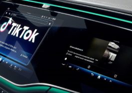 Tableau de bord d’une Mercedes-Benz affichant l’interface de TikTok