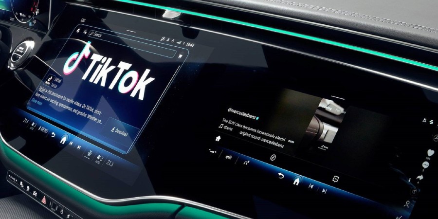 Tableau de bord d’une Mercedes-Benz affichant l’interface de TikTok 