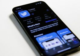 Un compte Twitter ouvert sur un smartphone