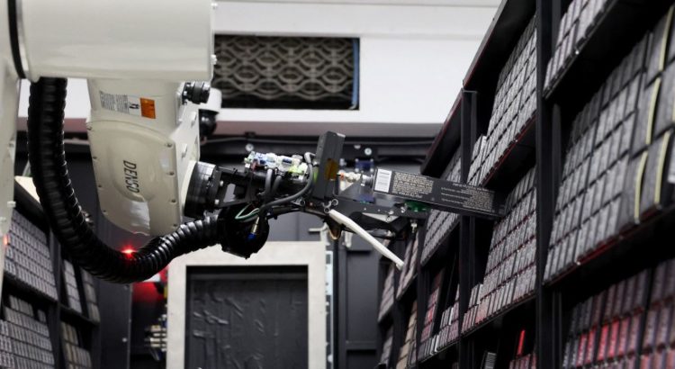 Un robot en train d’organiser les produits dans les rayons
