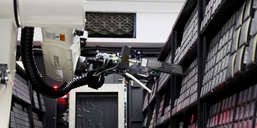 Un robot en train d’organiser les produits dans les rayons 