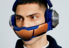 Un homme portant le casque audio Dyson Zone