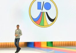 Sundar Pichai en train de faire une presentation lors de la Conférence Google I/O 2023