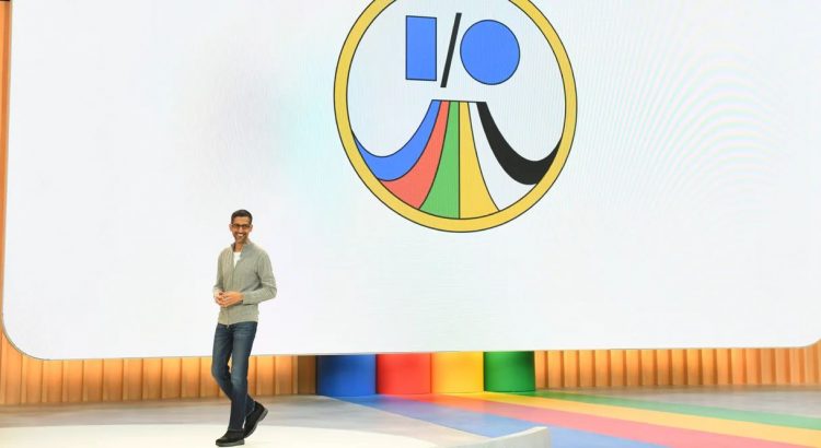 Sundar Pichai en train de faire une presentation lors de la Conférence Google I/O 2023