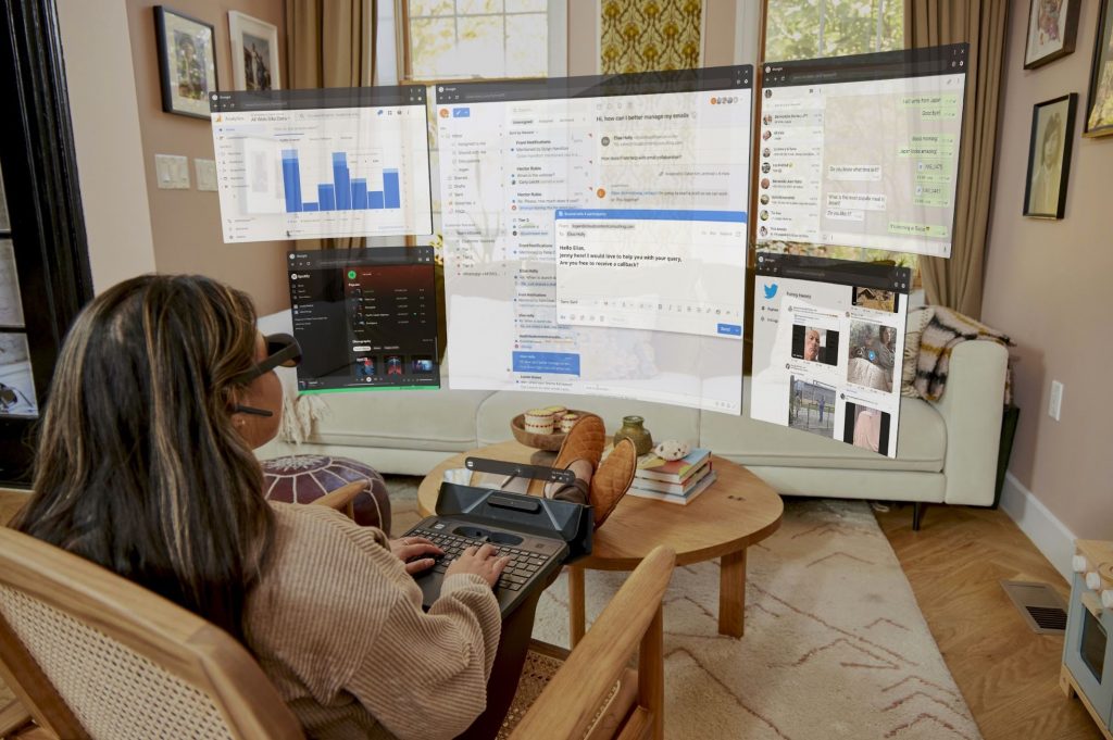 Une femme testant le PC sans ecran de realite augmentee Spacetop 