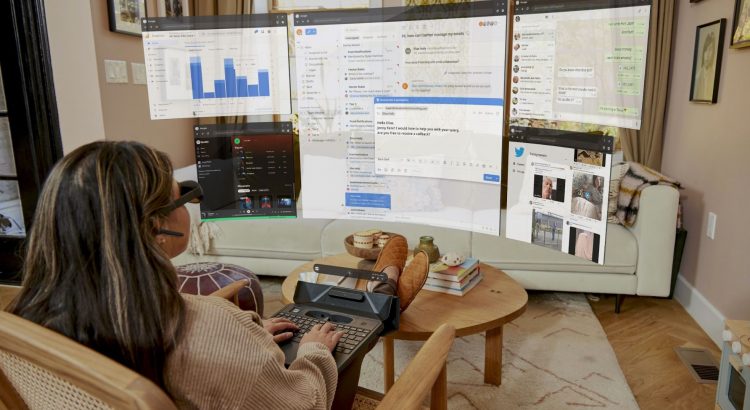 Une femme testant le PC sans ecran de realite augmentee Spacetop
