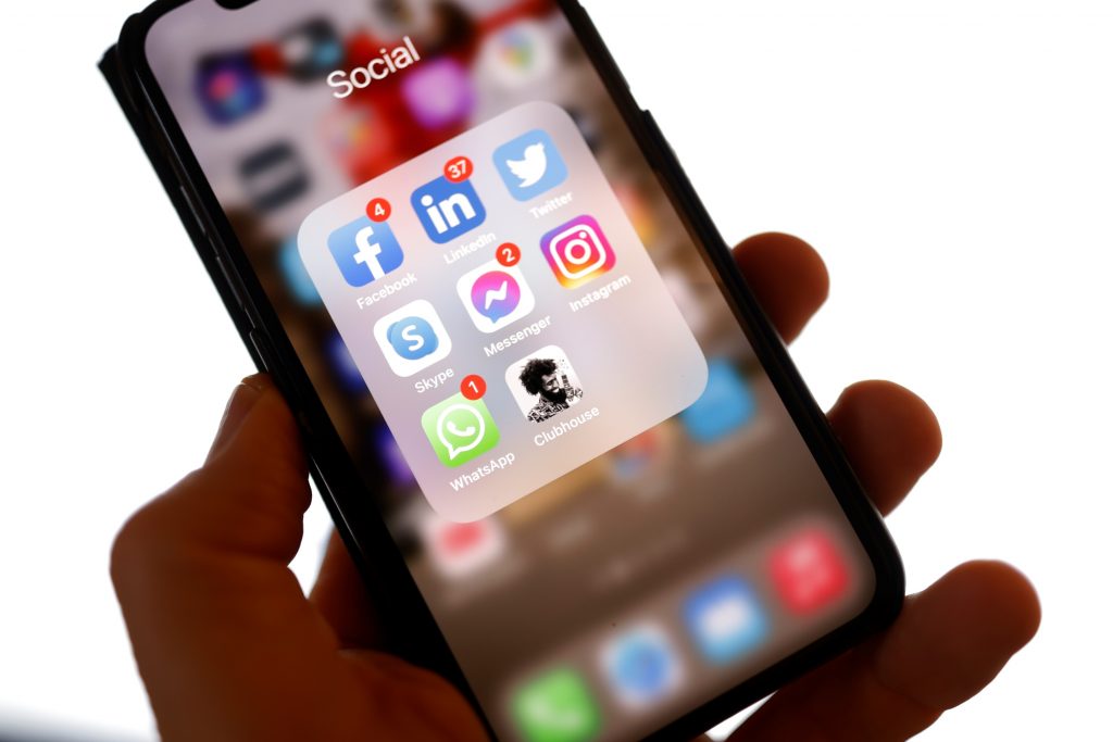 Des icones de reseaux sociaux s’affichant sur l’ecran d’un smartphone 