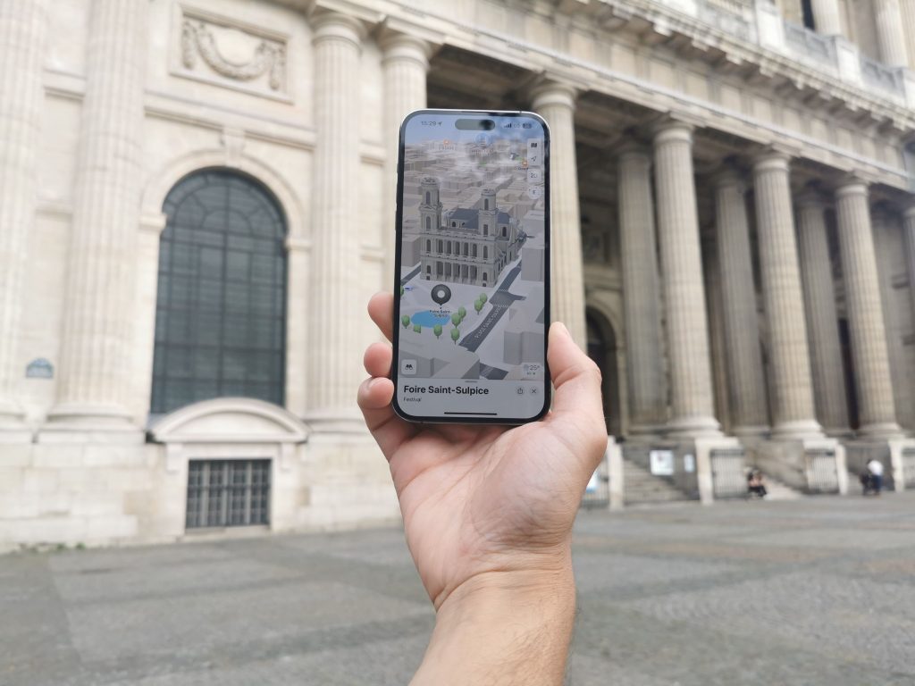 Une main qui tient un iPhone affichant l’église Saint-Sulpice en 3D sur Apple Plans 