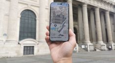 Une main qui tient un iPhone affichant l’église Saint-Sulpice en 3D sur Apple Plans