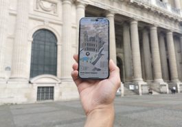 Une main qui tient un iPhone affichant l’église Saint-Sulpice en 3D sur Apple Plans