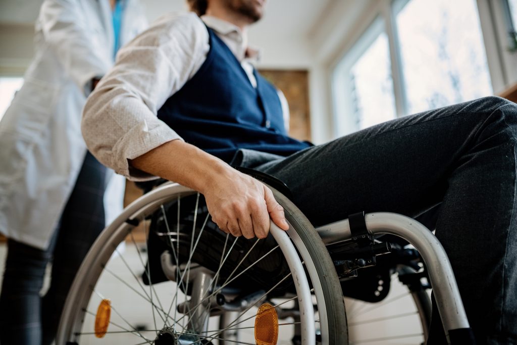 Une personne assise sur un fauteuil roulant 