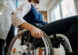 Une personne assise sur un fauteuil roulant