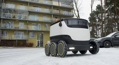 Le robot autonome de livraison Bolt devant un immeuble dans la neige