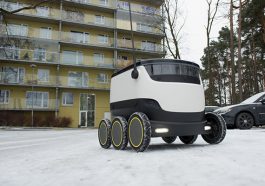 Le robot autonome de livraison Bolt devant un immeuble dans la neige
