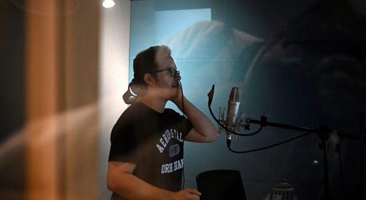 Un homme en train de realiser un enregistrement dans un studio