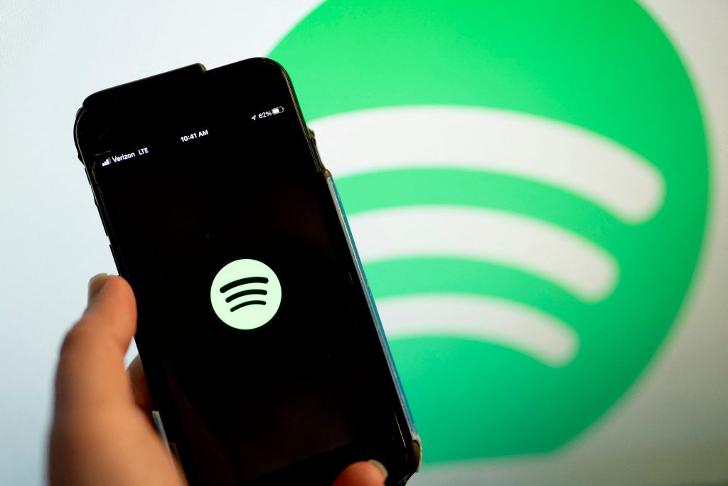 Photo d’un smartphone affichant le logo en noir et blanc de Spotify 