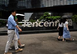 Devanture de l’agence de Tencent avec des passants