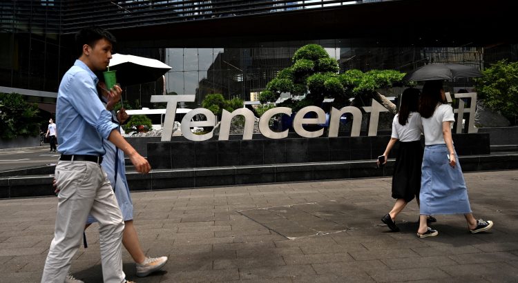 Devanture de l’agence de Tencent avec des passants