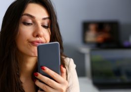 Une jeune femme brune regardant dans son smartphone