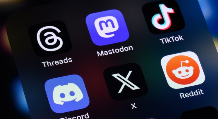 Ecran d’accueil d’un smartphone affichant plusieurs icones d’applications : Threads, Mastodon, TikTok…