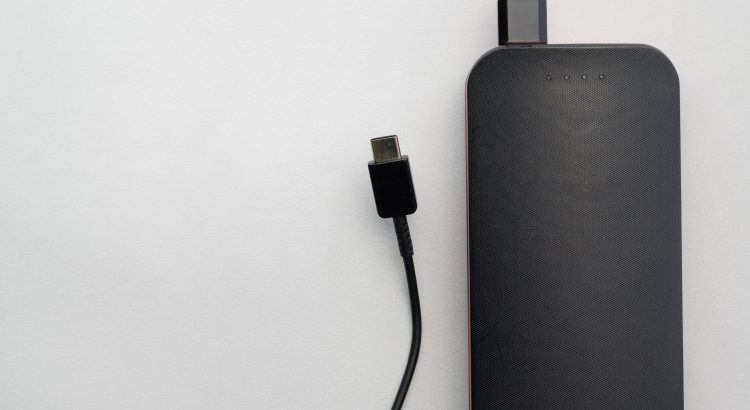 Un cable USB-C branche sur un PowerBank