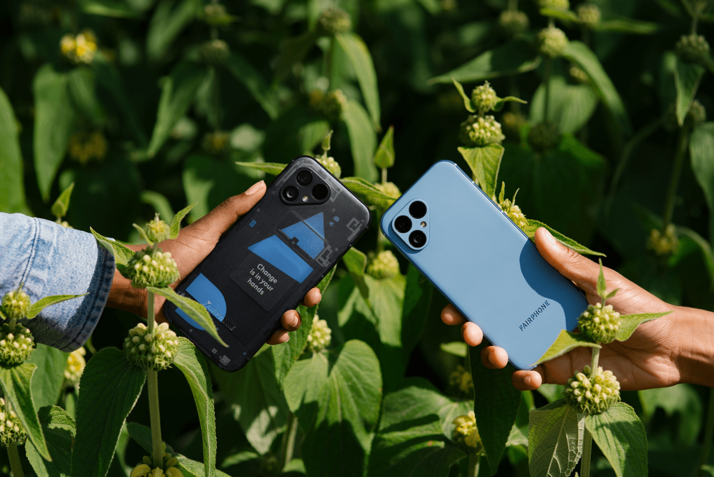 Deux modeles de smartphones durables Fairphone 