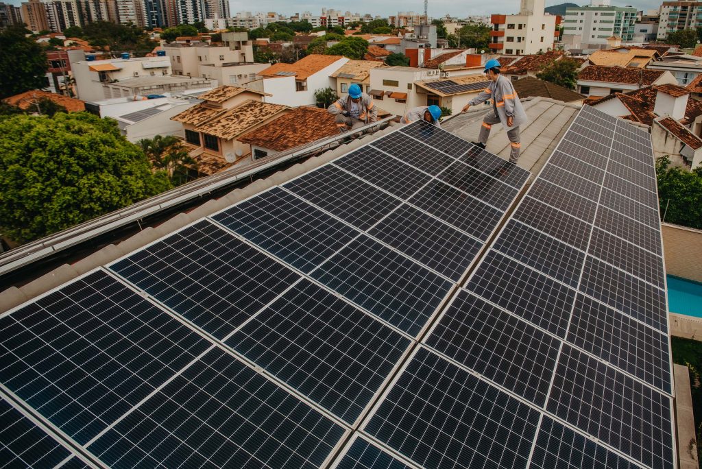 Des travailleurs installant des panneaux solaires sur un toit