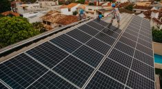 Des travailleurs installant des panneaux solaires sur un toit