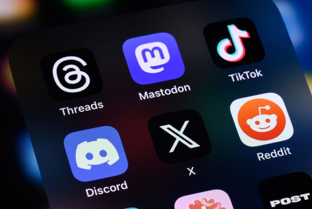Ecran d’accueil d’un smartphone affichant les icônes de Threads, Mastodon et TikTok