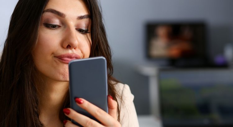 Une femme regardant dans son smartphone